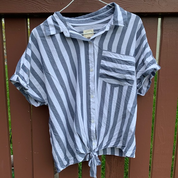 NWOT id:23 | Shaelyn Blue & White Tied Short Sleeve - Picture 3 of 5